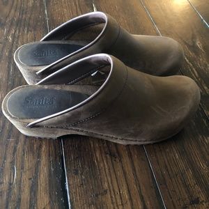 Leather clogs